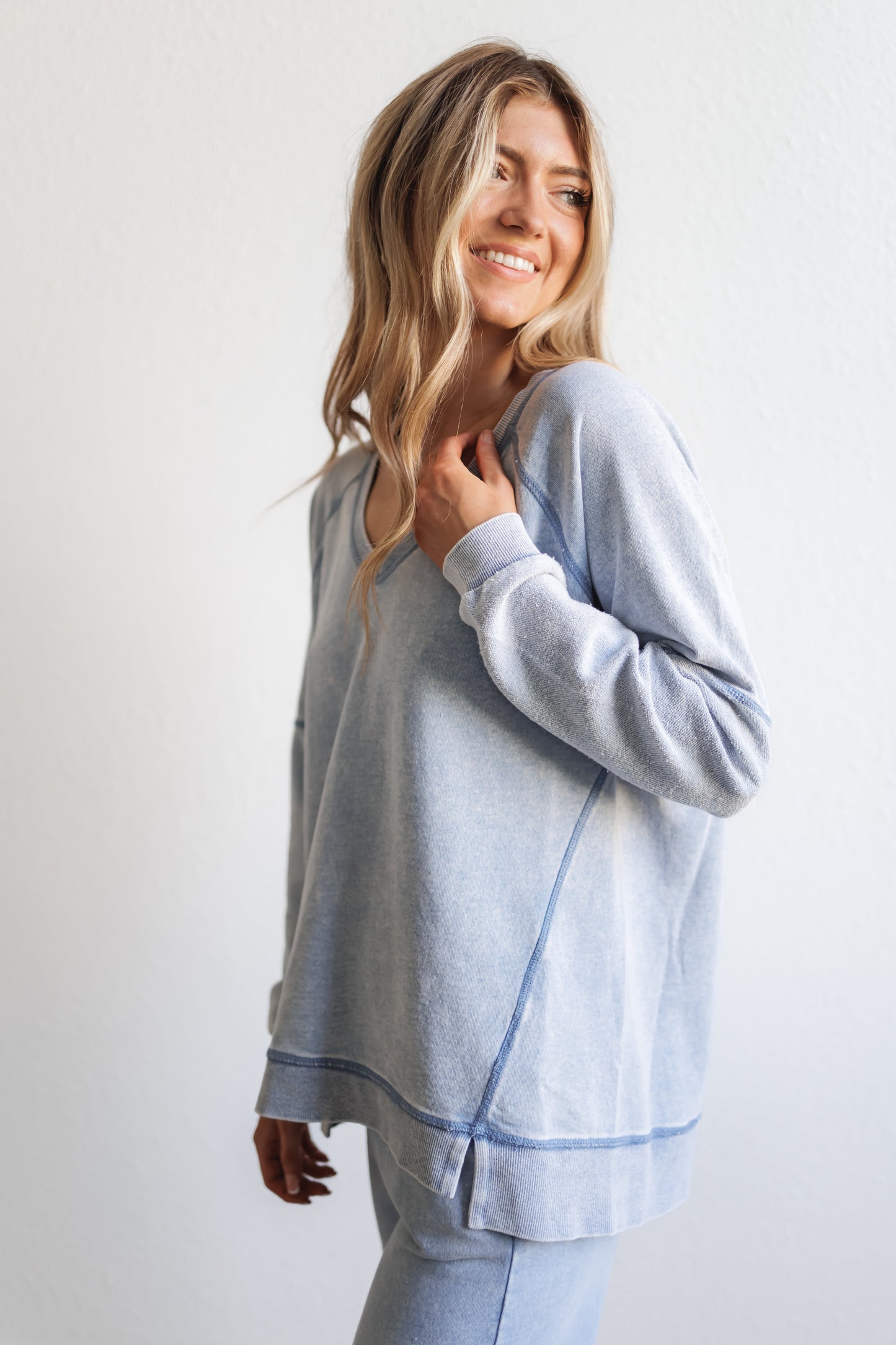 Z SUPPLY: Easy V Knit Sweatshirt-Washed Indigo